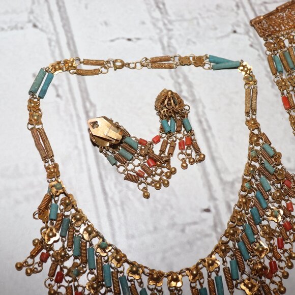 🌟 Vintage Gold, Coral & Turquoise Jewelry Set Necklace • Bracelet • Clip-On - Picture 3 of 7